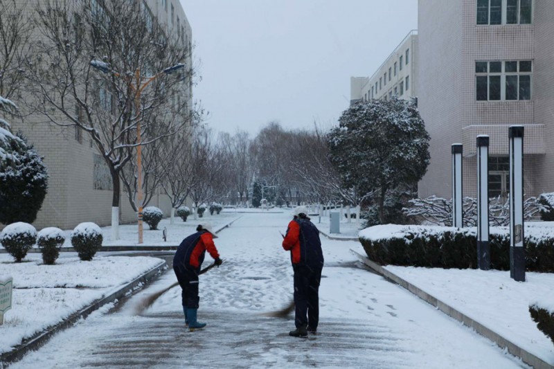 天水師范學院學校多措并舉應(yīng)對大雪冰凍天氣