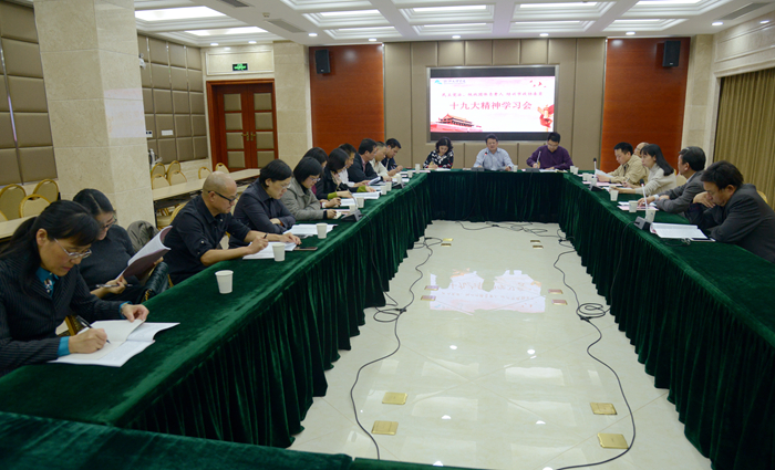 校黨委副書(shū)記沈赤向民主黨派、統(tǒng)戰(zhàn)團(tuán)體負(fù)責(zé)人，市政協(xié)委員宣講十九大精神