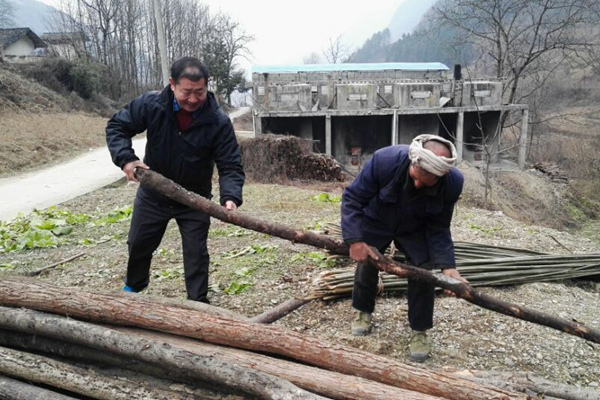 漢江師范學院校領導精準扶貧與鄉(xiāng)親同吃同樂同勞動